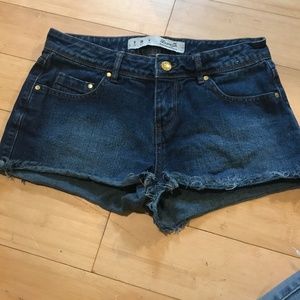 Jean shorts with giraffe print on the back